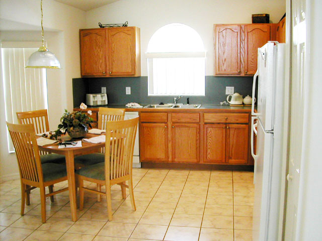Fully equipped eat-in kitchen